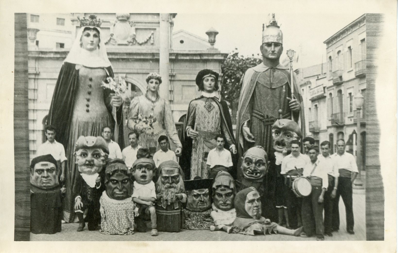 Els Gegants i els Nans al peu de la Creu del Terme. S'hi pot veure el nan conegut com el Dràcula (1950). Arxiu Municipal de Mataró