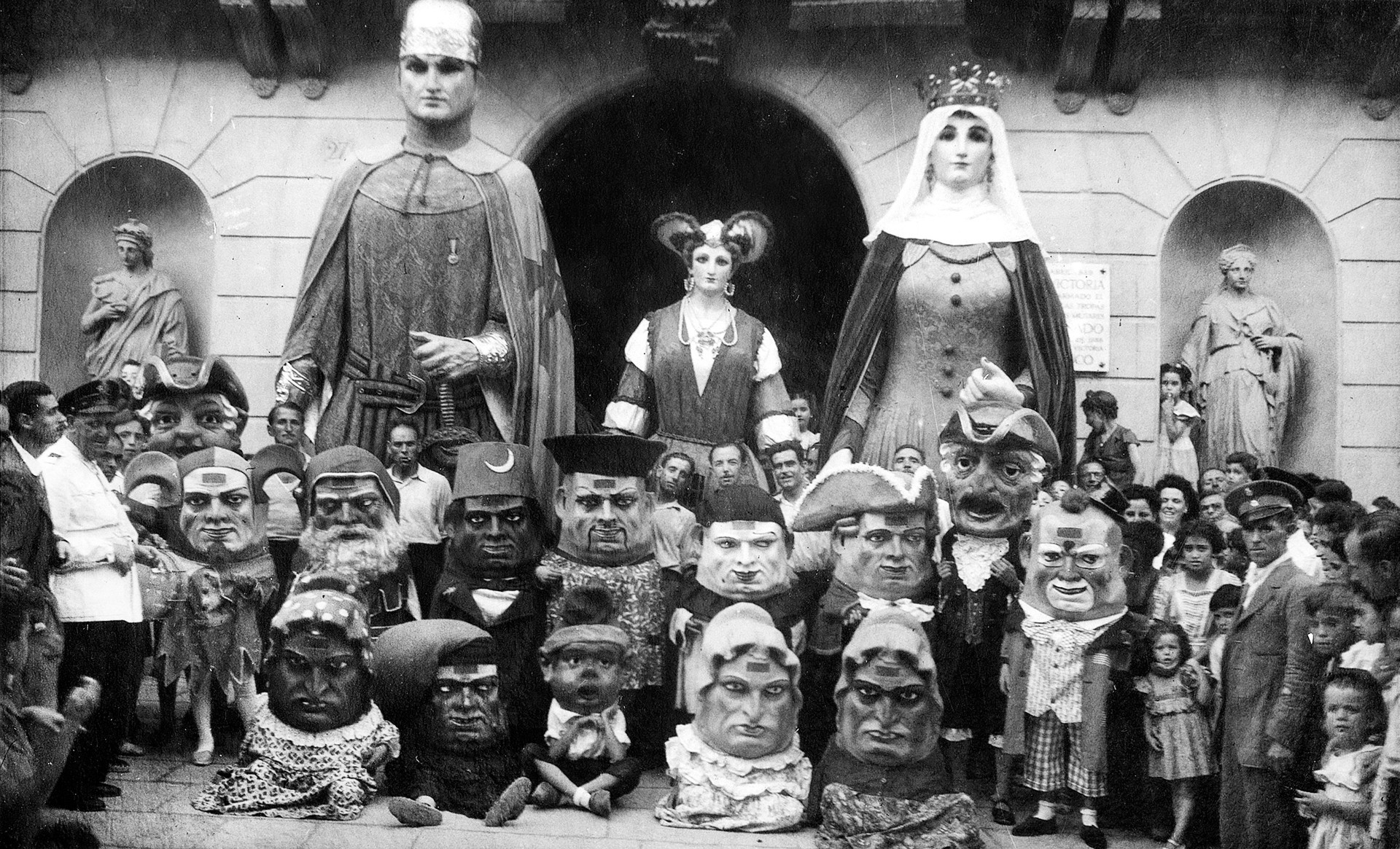 Els gegants i nans, davant l’Ajuntament. Autor desconegut (c. 1940). Arxiu Municipal de Mataró. Fons fotogràfic l’Abans-Mataró