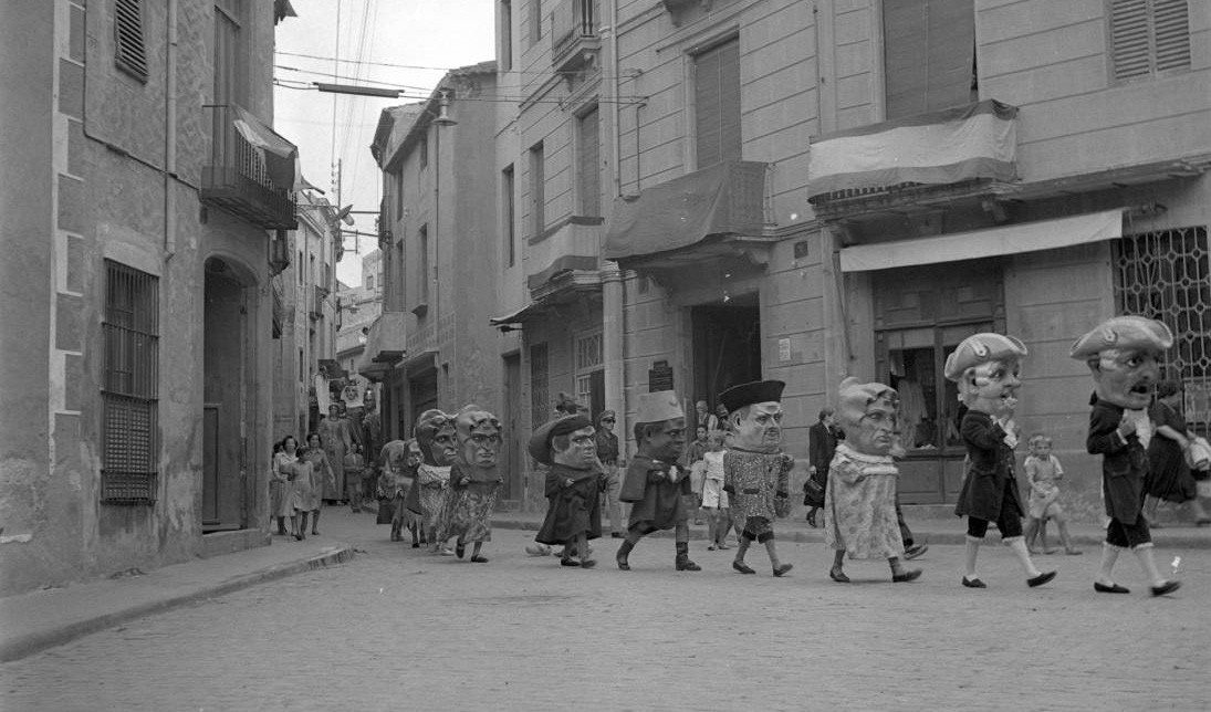 Els nans arribant a la plaça de Santa Maria (1951). ICGC. Fons Cuyàs